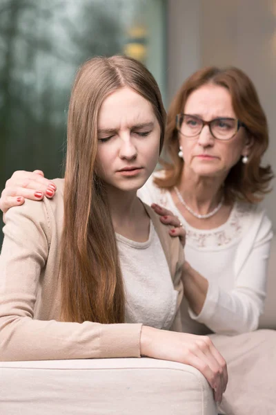 Donna che sostiene la sua triste figlia — Foto Stock