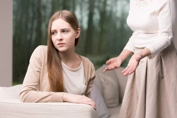 Trauriges Teenager-Mädchen sitzt auf einem Sofa — Stockfoto