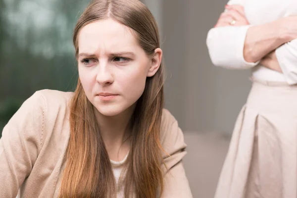 Triste adolescente y mujer con los brazos cruzados — Foto de Stock