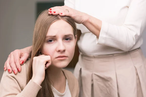 Triste adolescente y mujer con la mano en la cabeza — Foto de Stock