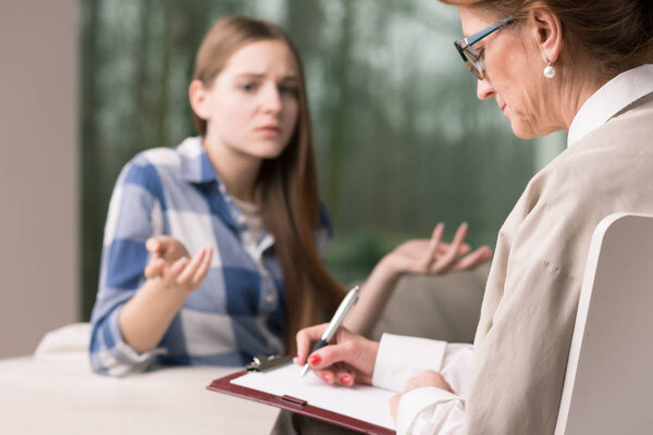 Психолог и ее пациент-подросток
 
