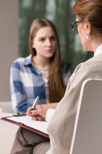 Mature psychologist talking with patient — Stock Photo, Image