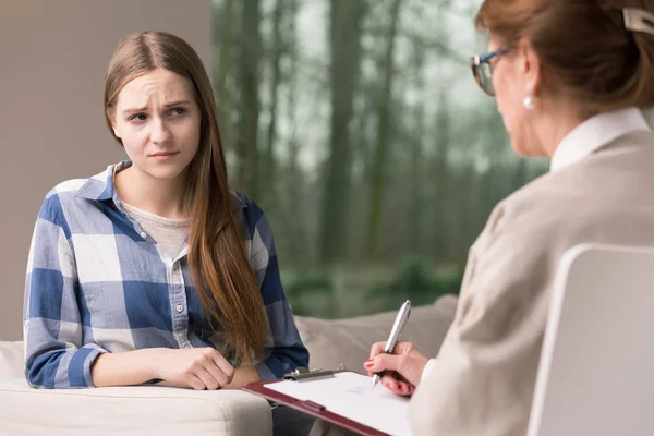 Teenager und ihr professioneller Therapeut — Stockfoto