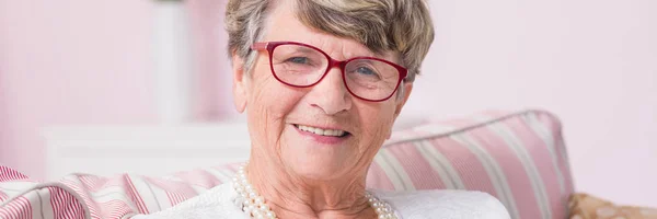 Porträt einer lächelnden Seniorin — Stockfoto