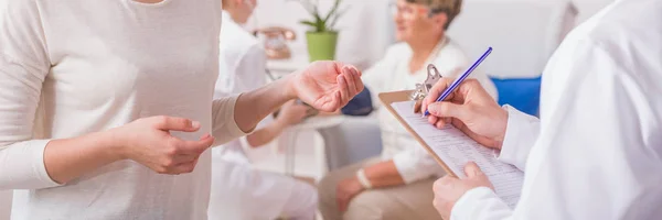 Mulher conversando com um médico sobre a saúde de sua mãe — Fotografia de Stock