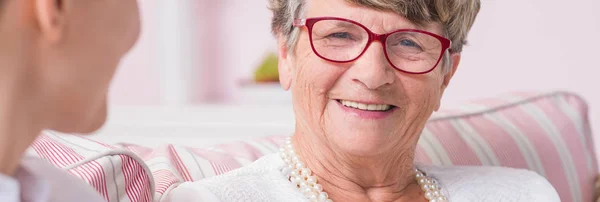 Felice signora anziana con gli occhiali — Foto Stock