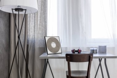 İç modern lamba, ahşap sandalye ve basit Masası