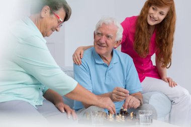 satranç oynayan yaşlı çift