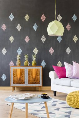 modern lamba ile oturma odası