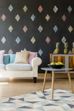 Renkli elmas ve ananas ile siyah duvar