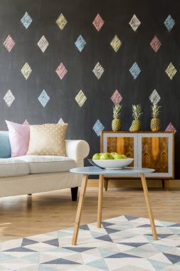 Oturma odasında renkli yastıklar ile kanepe