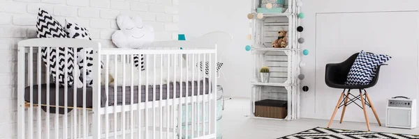 Modern oda beyaz Bebek beşiği — Stok fotoğraf