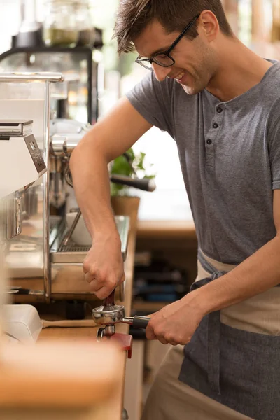 Jongeman als barista in café — Stockfoto