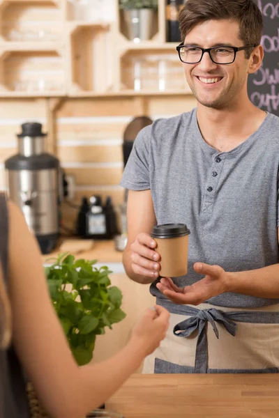 Aquí está tu café. —  Fotos de Stock