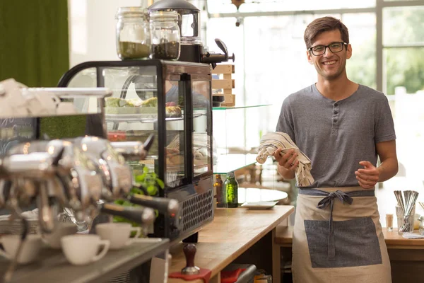 Unga barista stående i sitt kaffehus — Stockfoto