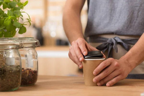 Barista preparare il caffè per andare — Foto Stock