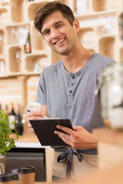 Giovane barista prendere un ordine — Foto Stock