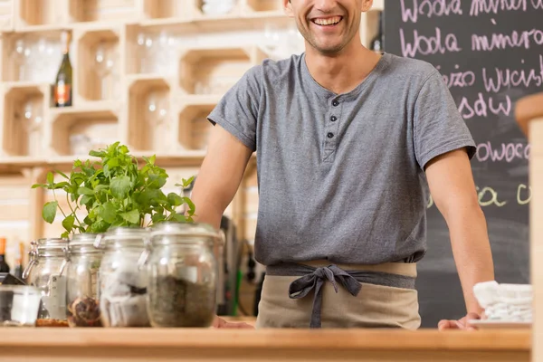 Barista feliz em um restaurante acolhedor — Fotografia de Stock