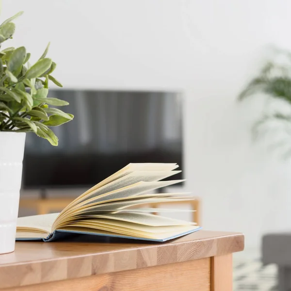 Livro aberto sobre a mesa — Fotografia de Stock