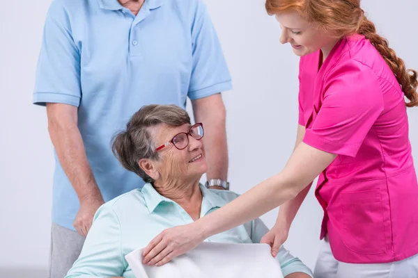 Pflegekraft und Seniorin — Stockfoto