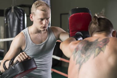 Eğitmen ile egzersiz boksör