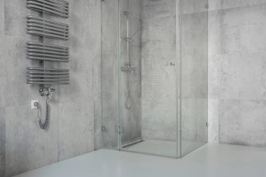Modern ve geniş banyo beton kiremit