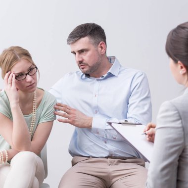 Adam karısını tezahürat