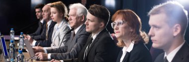 Bilim adamları bilim konferansı sırasında