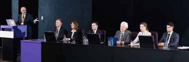 Avrupa Parlamentosu konferans sırasında tartışırken politikacılar