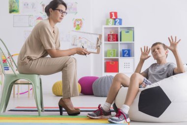 Yaramaz çocuk üzerinde modern bir kabarık oturan