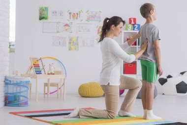 Phsyiotherapist düzeltme vücut duruşu