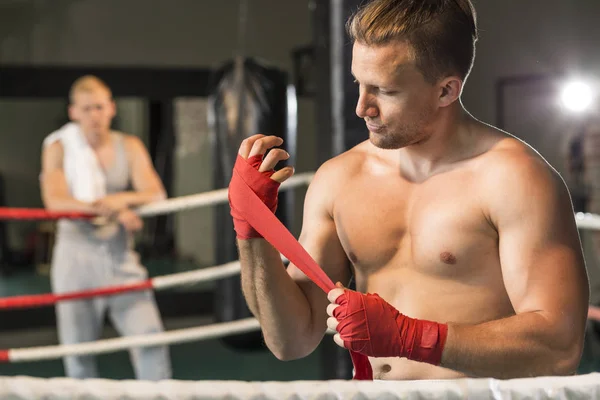 Boxer embrulhando as mãos antes do treinamento — Fotografia de Stock