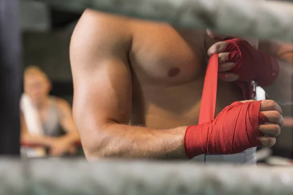 Boxeador atlético preparándose para la lucha — Foto de Stock
