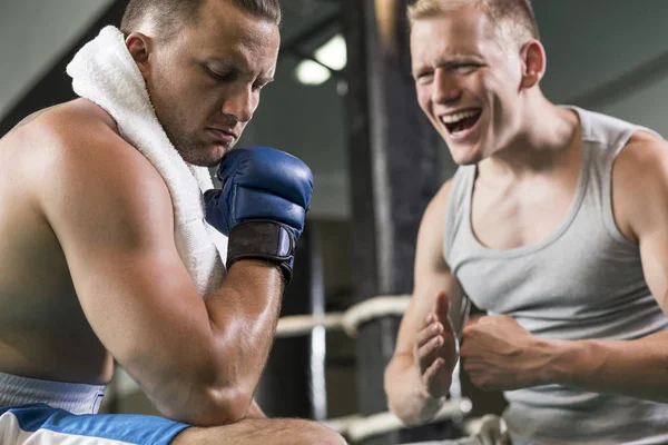 Treinador motivador boxeador durante o treinamento — Fotografia de Stock
