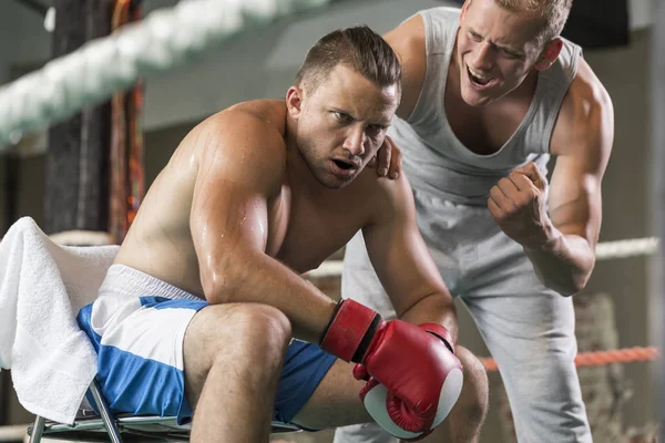 Entrenador atlético motivando boxeador cansado — Foto de Stock