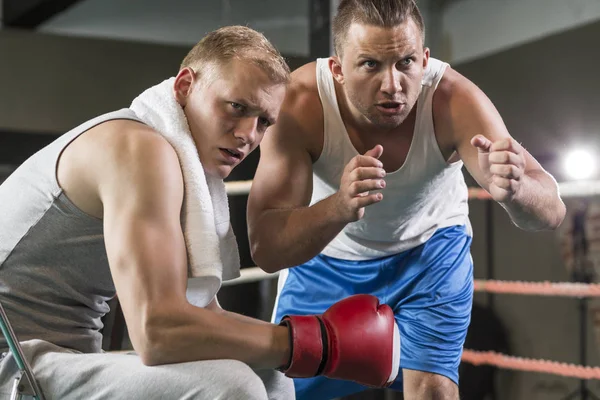 Trainer motiverande professionell boxare — Stockfoto