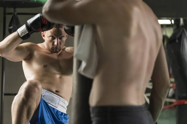Kickboxer lanserar en kick — Stockfoto