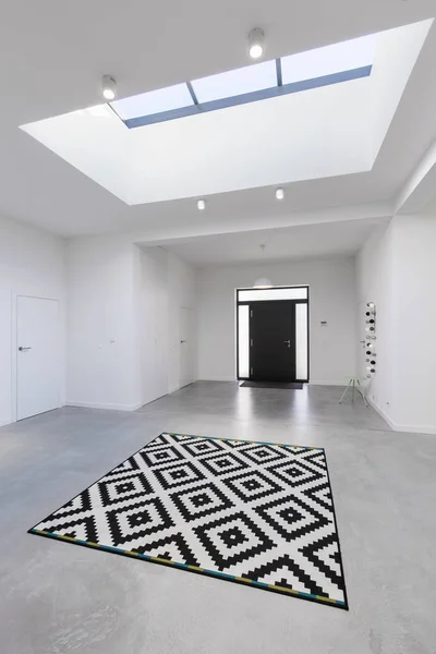 Geräumige weiße Halle mit schwarzer Eingangstür — Stockfoto