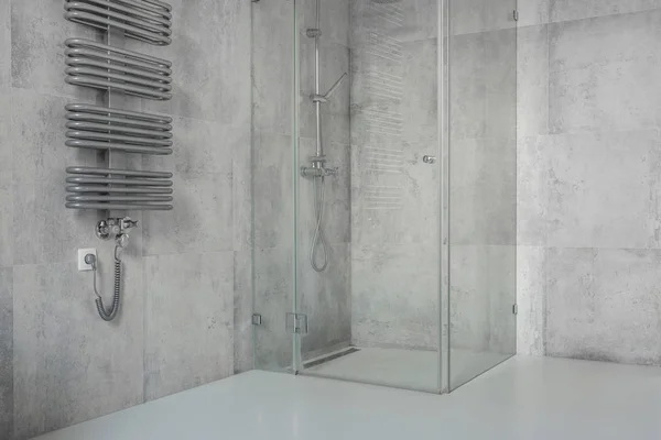 Azulejos de concreto em moderno, espaçoso banheiro — Fotografia de Stock