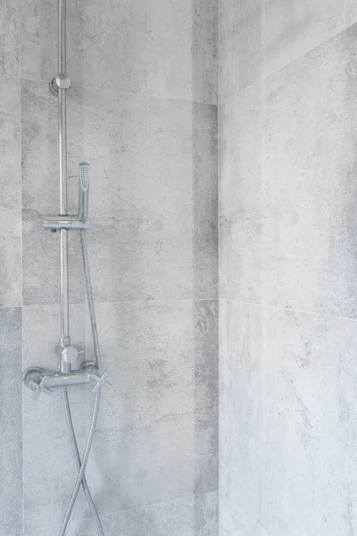 Amplia ducha con azulejos de hormigón —  Fotos de Stock