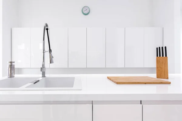 Cocina minimalista, blanca y accesorios de madera — Foto de Stock