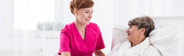 Nurse and older woman in hospital — Stock Photo, Image