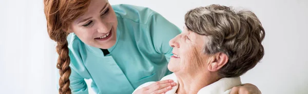 Junge Ärztin mit Seniorin — Stockfoto