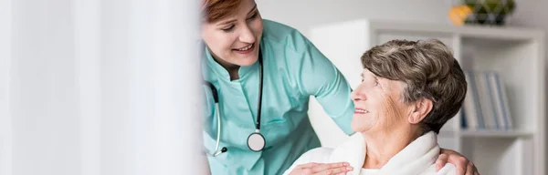 Senior woman in nursing home — Stock Photo, Image