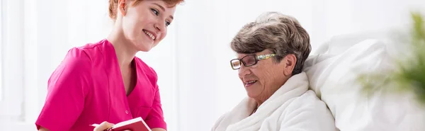 Livre de lecture de l'infirmière au patient — Photo