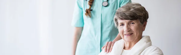 Smailing woman with supportive doctor — Stock Photo, Image