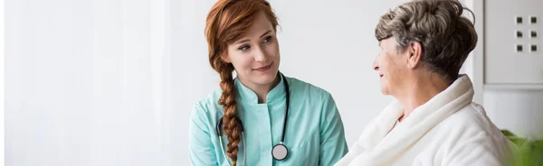 Médico conversando com paciente mais velho — Fotografia de Stock