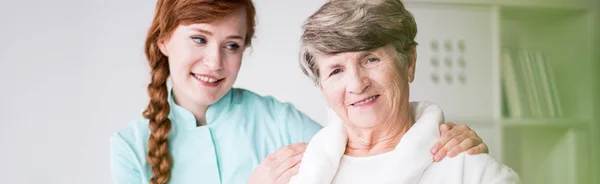 Verpleegkundige en ouderen patiënt in hopital — Stockfoto