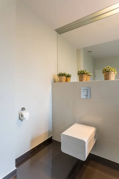 Moderne Toilette mit beigen Fliesen — Stockfoto