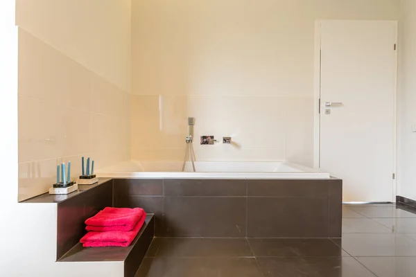 Просторная ванная комната — стоковое фото